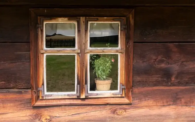 Czym konserwować okna drewniane?